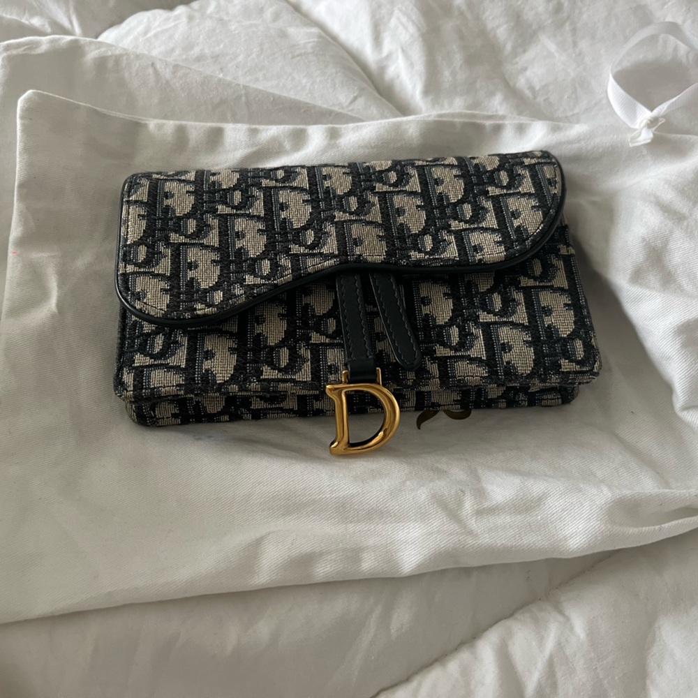 Dior 2020 belt bag. THE BELT IS NOT INCLUDED. Lost belt can be worn as clutch.